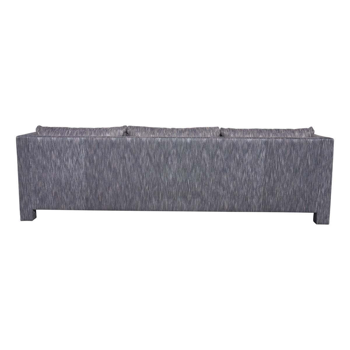 Minimaliste Canapé Schumacher personnalisé par J & P, rembourrage sur mesure NYC en vente