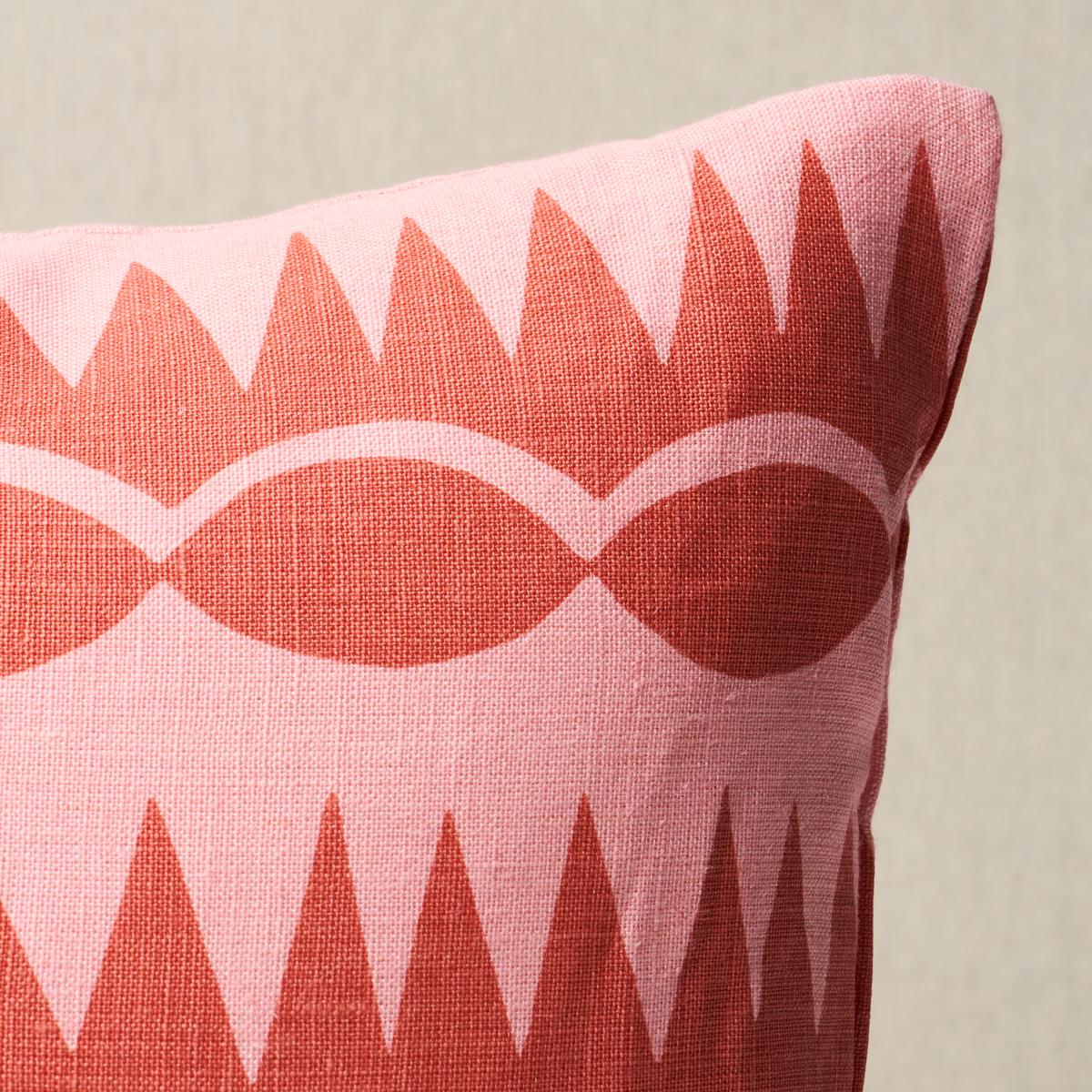 Questo cuscino è caratterizzato dal motivo Dagger Stripe di Drusus Tabor per Schumacher con una finitura a lama. Creata in collaborazione con Drusus Tabor, Dagger Stripe evoca le forme geometriche ritmiche delle sculture di Brancusi. Il cuscino