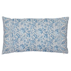 Schumacher coussin marguerite I/O 20 x 12 pouces en indigo