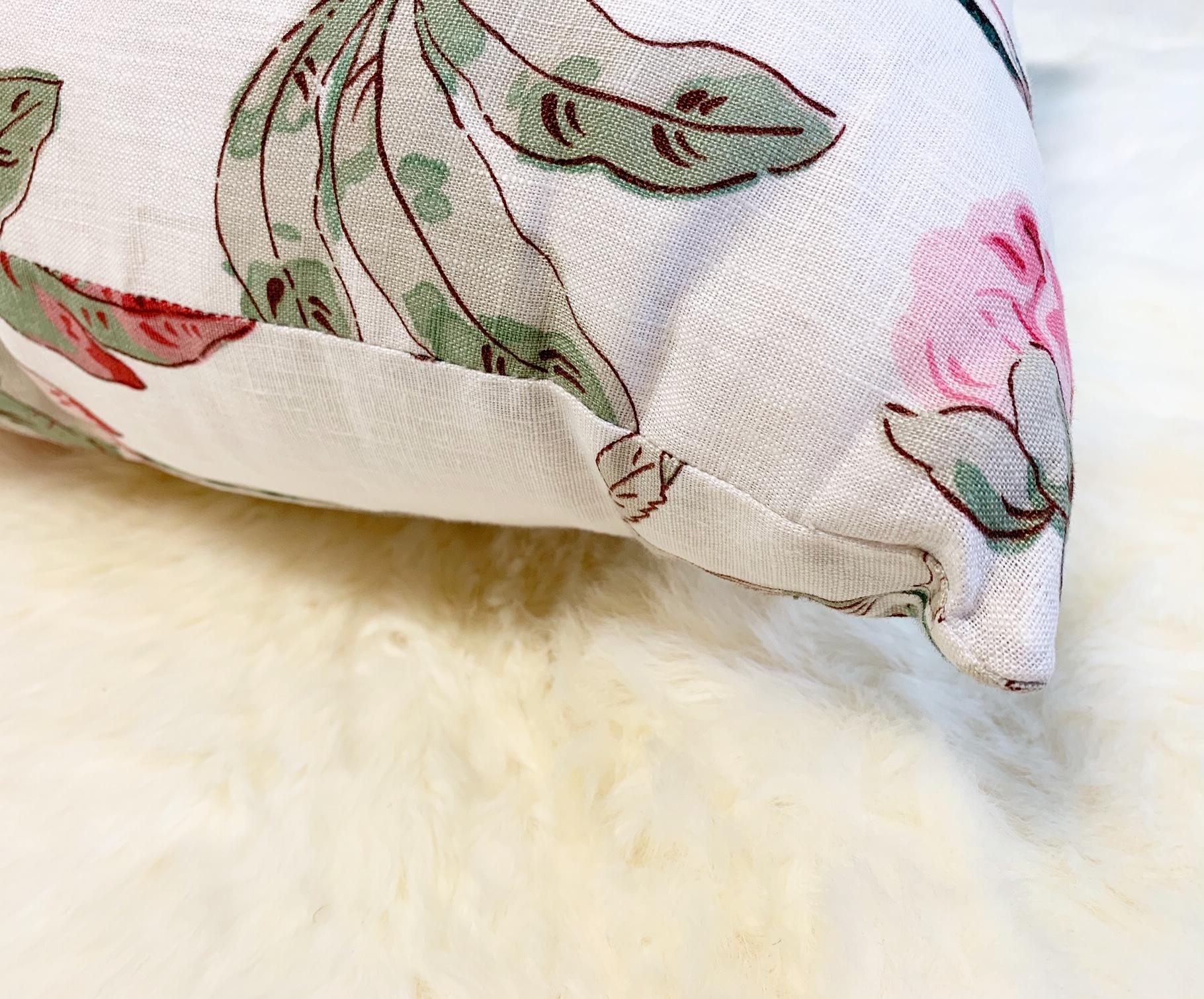 Magnifique oreiller fabriqué dans notre studio de Saint Louis. Schumacher Daydream est un magnifique tissu à imprimé floral. Insert en plumes de duvet inclus.

  