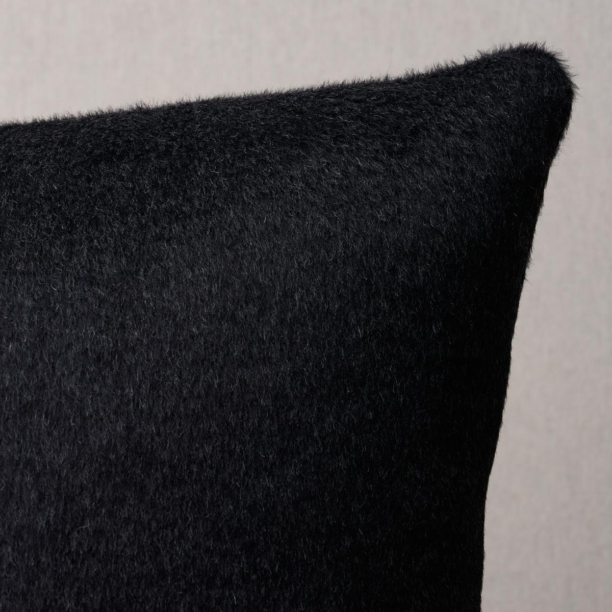 Questo cuscino è caratterizzato dalla trama Dixon Mohair con finitura a coltello. Con una finitura spazzolata e infeltrita, questo tessuto di mohair ha una consistenza felpata e una mano eccezionalmente morbida. È lussuoso ma altamente resistente e