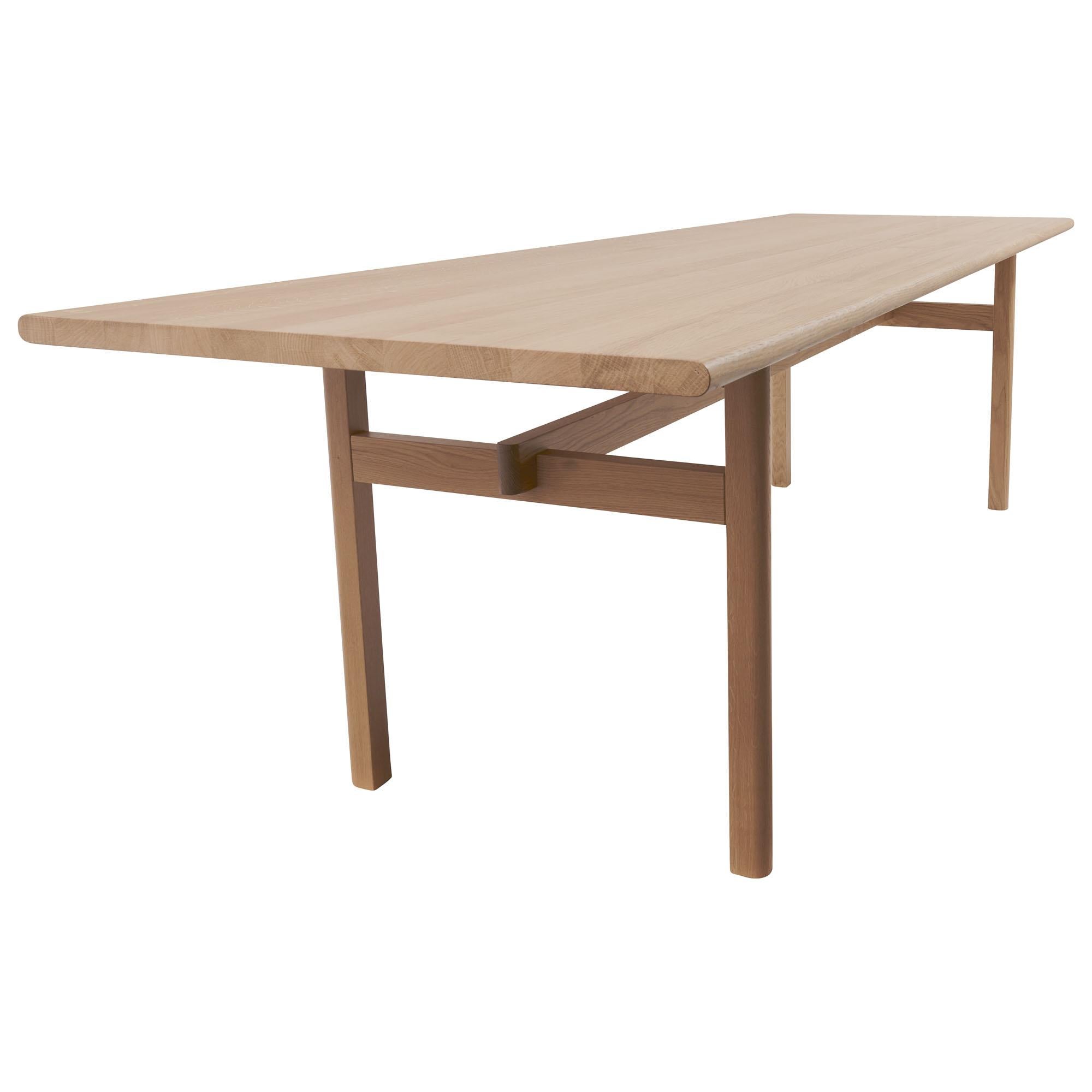 La table à manger Mokki a été conçue par Salla Luhtasela et Wesley Walters du Studio Kaksikko de Finlande. Sa finition met en valeur les qualités naturellement belles du chêne massif. Ses détails modernistes rappellent le design du milieu du siècle