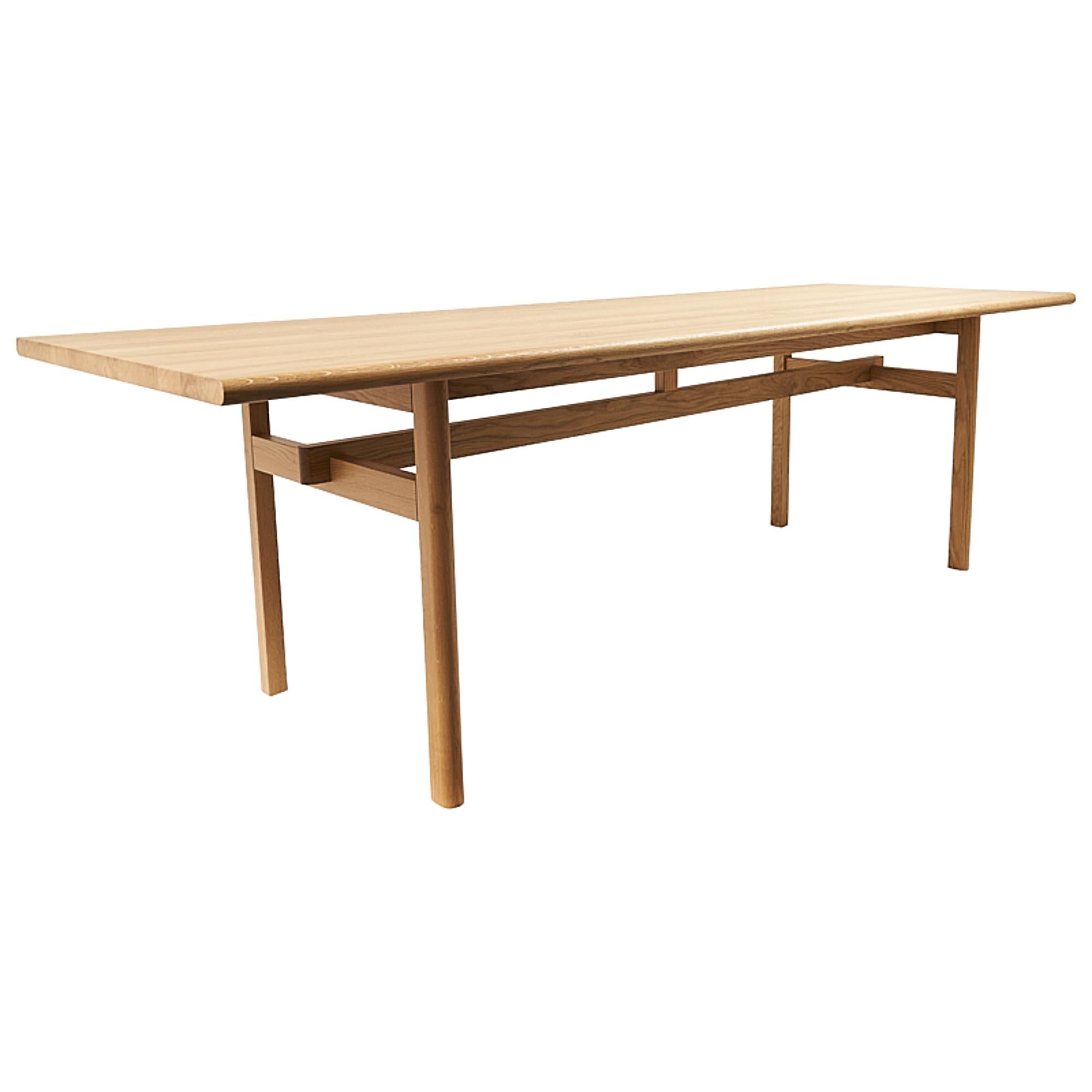 Rifinito per evidenziare le qualità naturali del rovere massiccio, il tavolo da pranzo Mokki è stato progettato da Salla Luhtasela e Wesley Walters dello Studio Kaksikko in Finlandia. I suoi dettagli modernisti strizzano l'occhio al design di metà