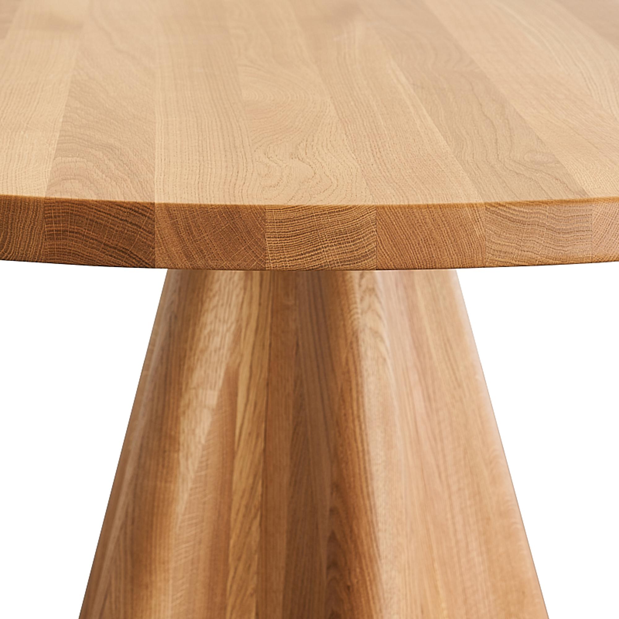 La table de salle à manger Stella a une présence sculpturale qui associe les plans plats d'un plateau rond aux courbes d'une base ondulée de manière intrigante. Conçue à Brooklyn par Syrette Nature of Moving Mountains et méticuleusement fabriquée à
