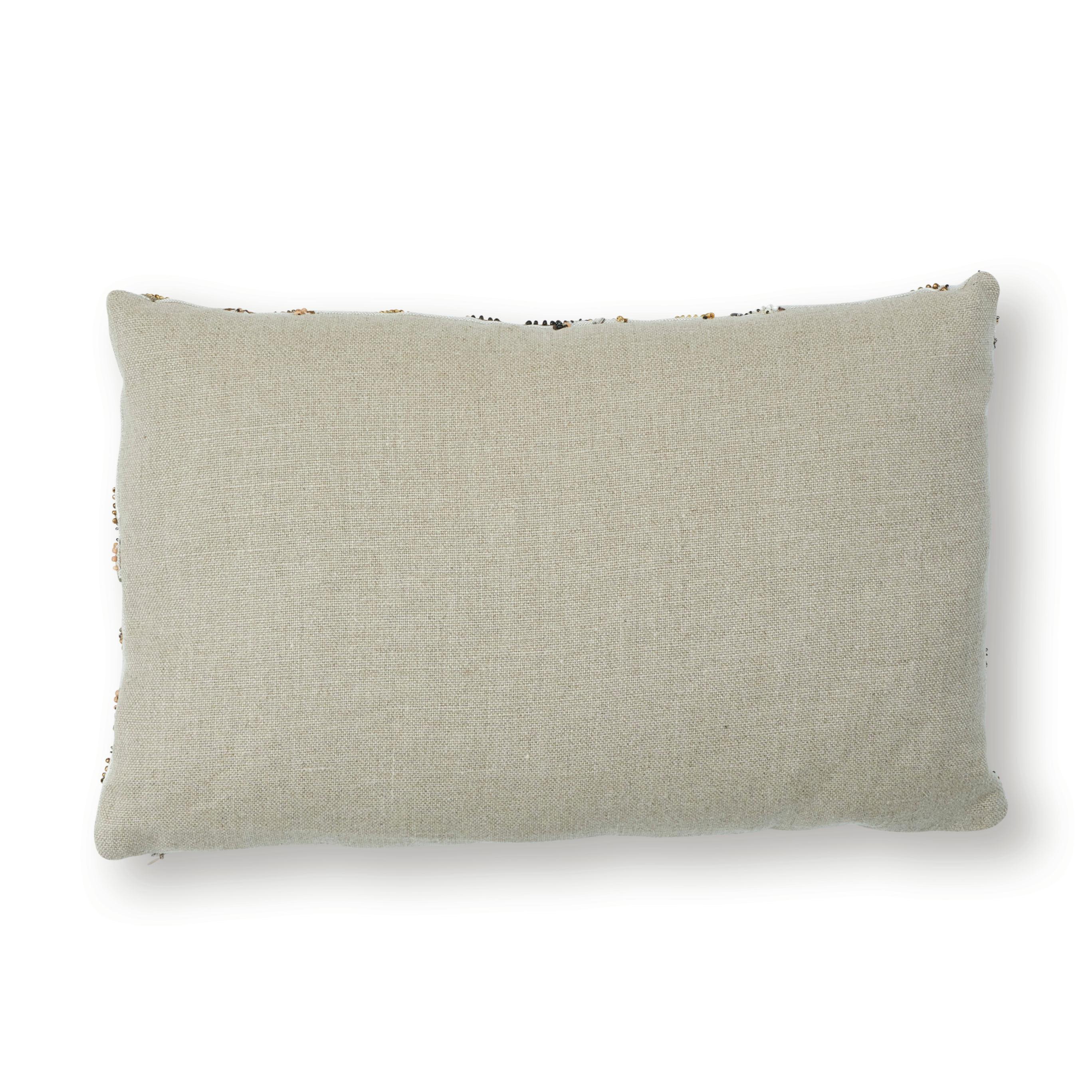 Questo cuscino è caratterizzato dal ricamo Ezma con finitura a lama. Ogni singola perlina di questo geometrico tribale abbagliante e chic è cucita a mano, il che lo rende un vero tour de force di arte e stile. Il retro del cuscino è caratterizzato