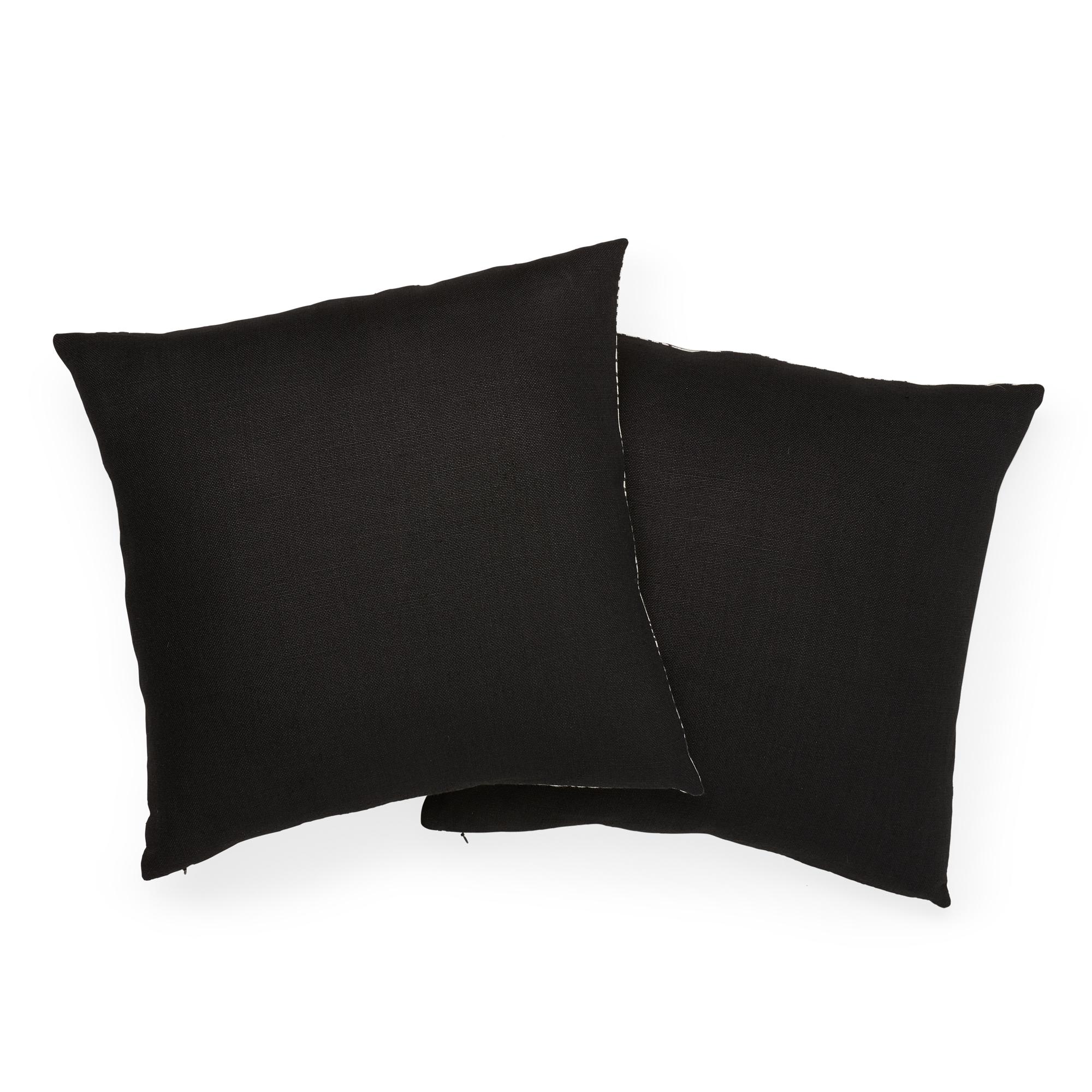 Schumacher Freeform Black Linen Pillow In New Condition For Sale In New York, NY