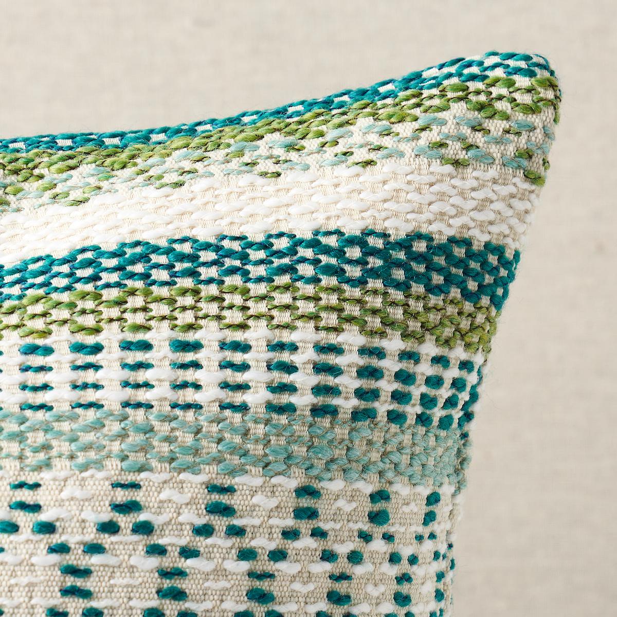 Questo cuscino è caratterizzato da Fremont Indoor/outdoor con finitura a lama. Non lasciarti ingannare da questa ricca striscia geometrica intrecciata: il Greene & Greene in verde è tanto resistente quanto chic. Grazie alla struttura rustica della
