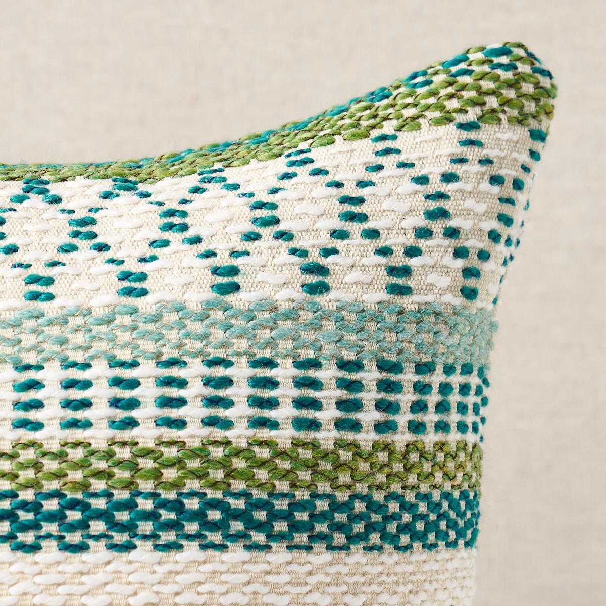 Ce coussin présente le motif Fremont Indoor/outdoor avec une finition en forme de couteau. Ne vous laissez pas tromper par cette riche rayure géométrique tissée - le tissu vert de l'intérieur/extérieur Fremont est aussi durable que chic. Avec sa