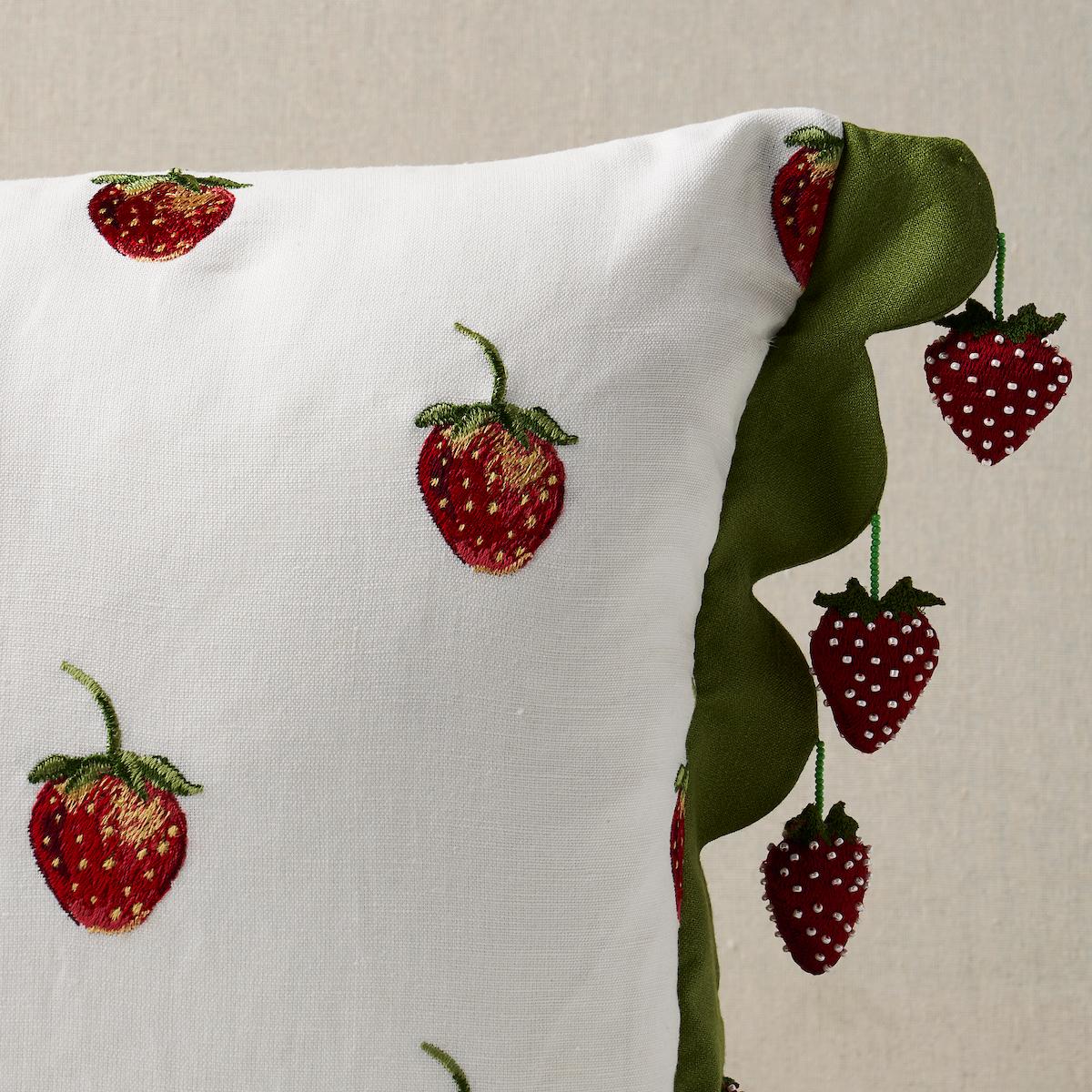 This pillow features Freshie Fresh by Johnson Hartig for Schumacher with a knife edge finish on top and bottom. Delightfully simple, Freshie Fresh in ivory is a delectable mid-scale pattern created in collaboration with fashion designer Johnson