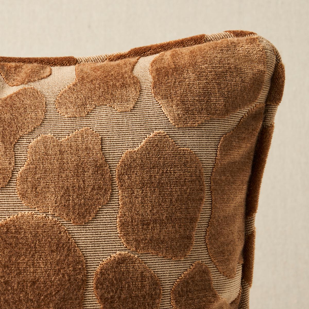 Cet oreiller est en velours de girafe avec une finition en trépointe. Le velours Girafe en safari est un motif animalier abstrait créé à partir d'un velours coupé et d'une construction en boucle. L'oreiller comprend un insert en plumes/duvet et une