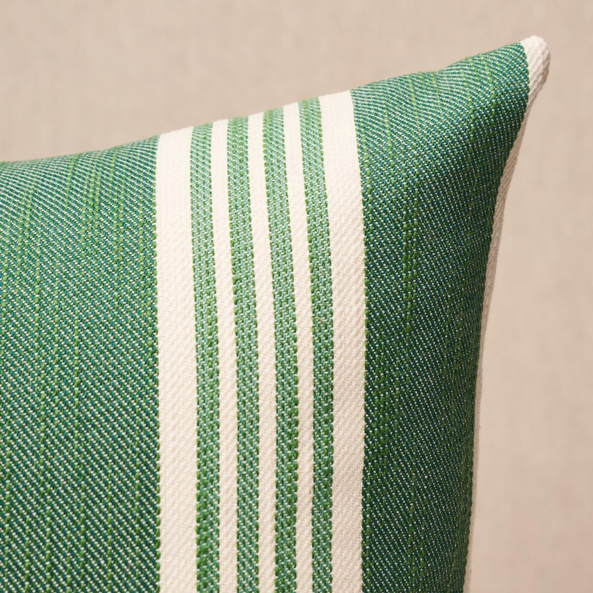 Questo cuscino è caratterizzato da Hampton Stripe Indoor/Outdoor di Mary McDonald per Schumacher con finitura a lama. Elegante e robusto, Hampton Stripe Indoor/Outdoor in color smeraldo è un tessuto meravigliosamente versatile disegnato da Mary
