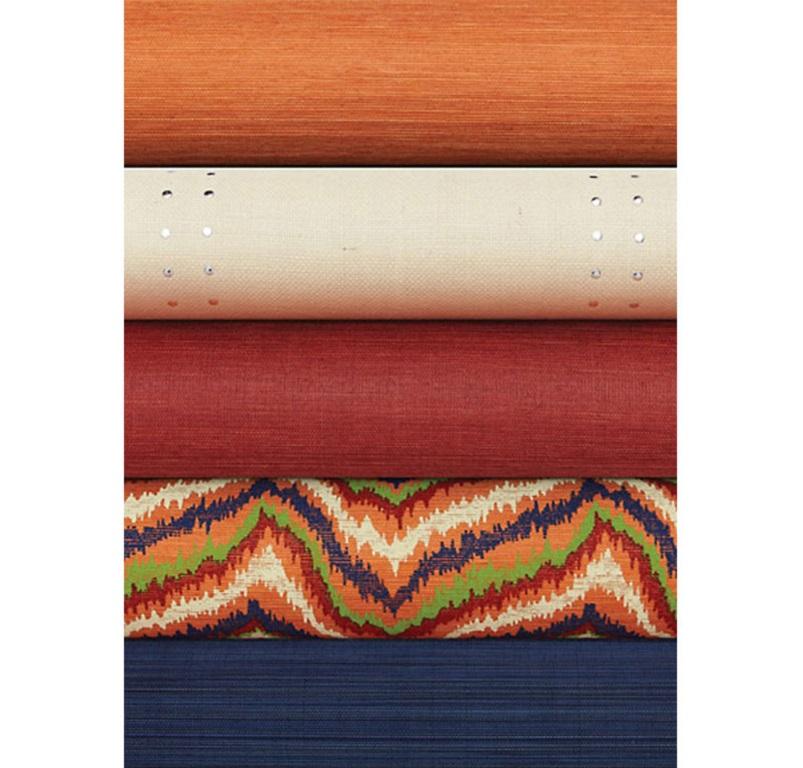 Questo classico rivestimento murale in sisal vanta lucentezza, consistenza e una tavolozza di colori infinita. Dai neutri chic alle tinte sature, offre una miriade di opzioni tattili che sono un sofisticato passo avanti rispetto a una semplice