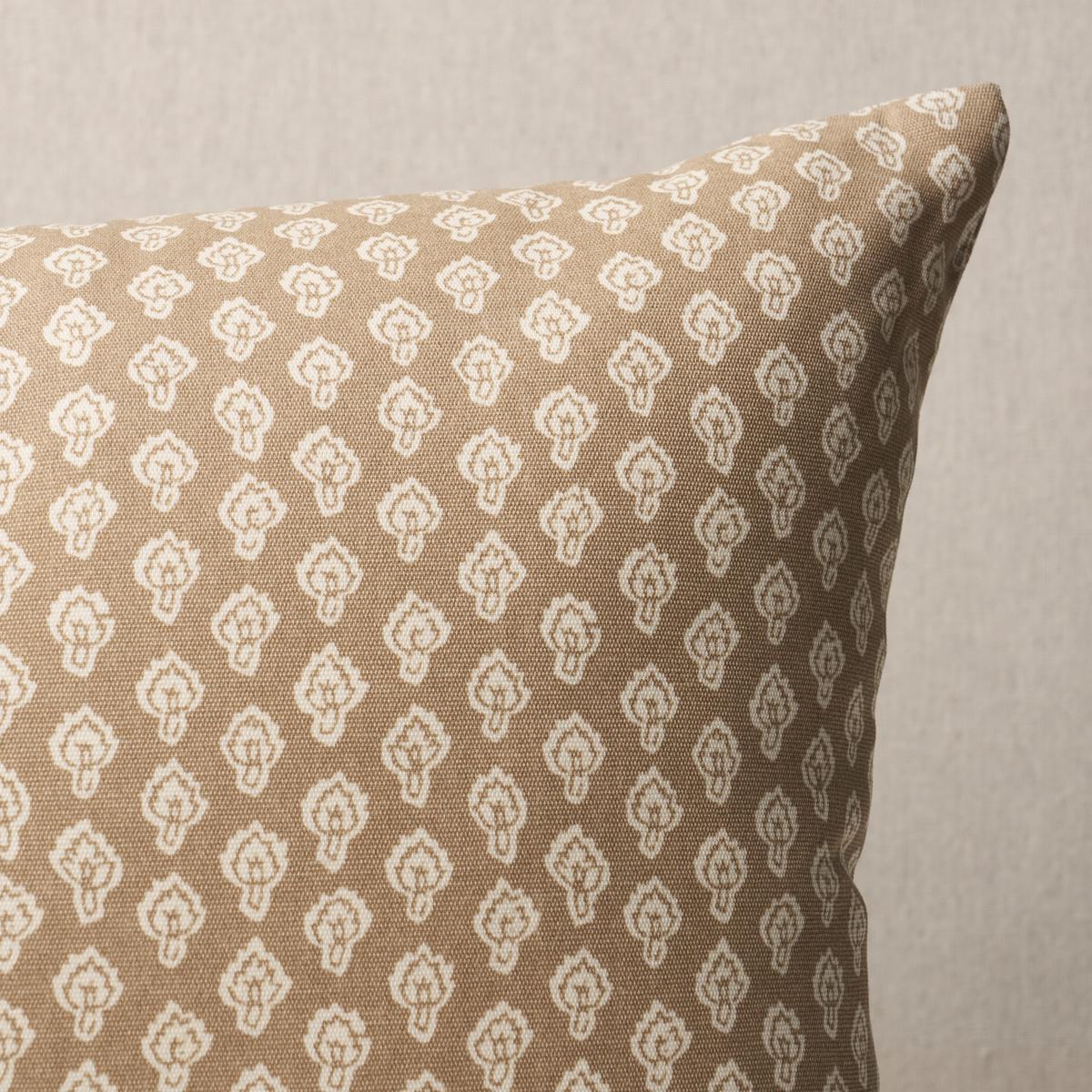 Questo cuscino è caratterizzato da Hyacinth Indoor/Outdoor di Mark D. A. Sikes con finitura a lama. Ispirato alle tradizionali stampe a blocchi indiane, il tessuto Hyacinth Indoor/Outdoor in verde foglia di Mark D. A. Sikes è un tessuto elegante e