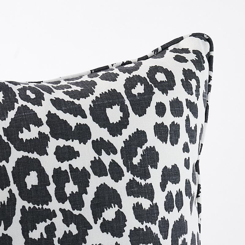 Questo cuscino è realizzato con il tessuto Iconic Leopard (articolo 175722) con finitura Self-Welt. Abbiamo introdotto questo modello sexy per la prima volta negli anni '70. In 11 colori versatili, è eternamente chic. Il cuscino include un inserto