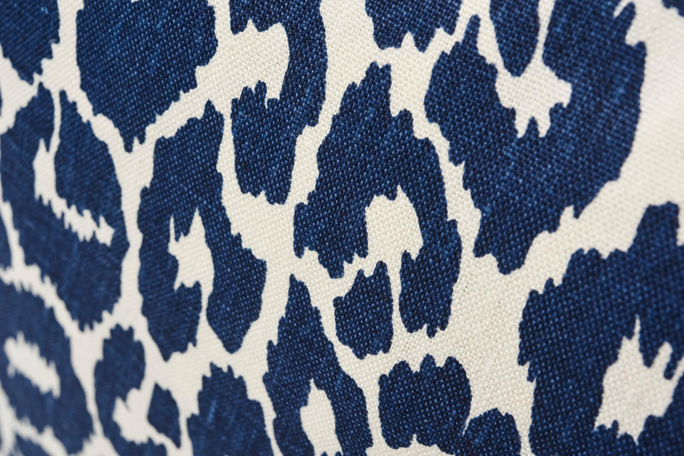 Américain Coussin Schumacher en lin à double-face imprimé léopard et encre bleue imprimé animal emblématique en vente