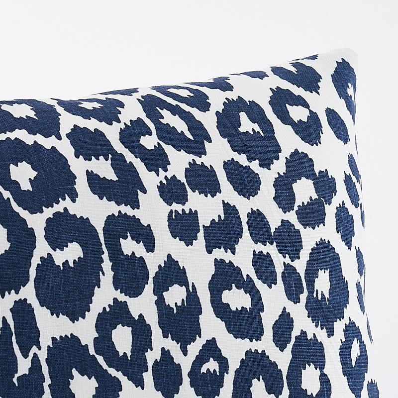 Questo cuscino presenta l'Iconic Leopard con una finitura Knife Edge. Abbiamo introdotto questo modello sexy per la prima volta negli anni '70. In 11 colori versatili, è eternamente chic. Il cuscino include un inserto in piuma/piumino e una chiusura