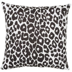 Cojín Schumacher Icónico Leopardo Grafito Interior/Exterior