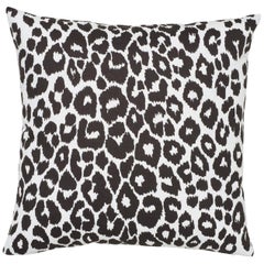 Schumacher coussin léopard emblématique en graphite pour intérieur et extérieur