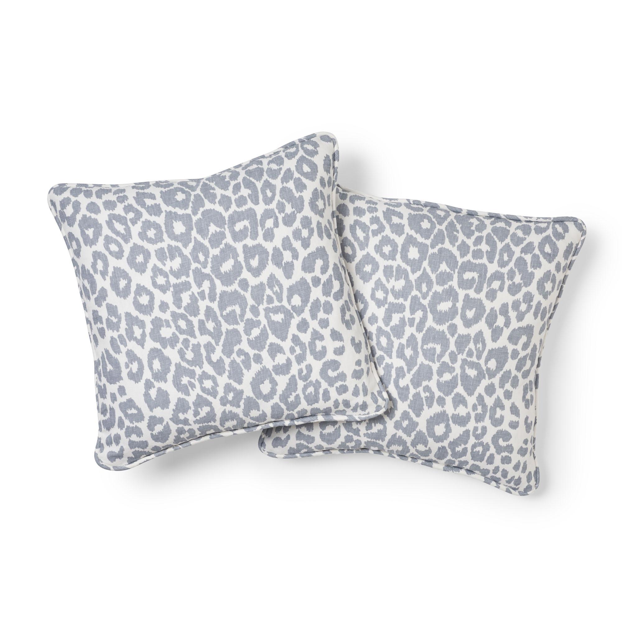 Ce coussin de 18 po x 18 po est orné du tissu Iconic Leopard, un tissu 100 % lin, de couleur Sky. Ce motif sexy a été introduit pour la première fois dans les années 1970 et est resté pertinent et chic pour les intérieurs d'aujourd'hui, et ajoutera