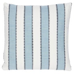 Schumacher coussin à rayures Isolde de 40,64 cm en bleu ciel