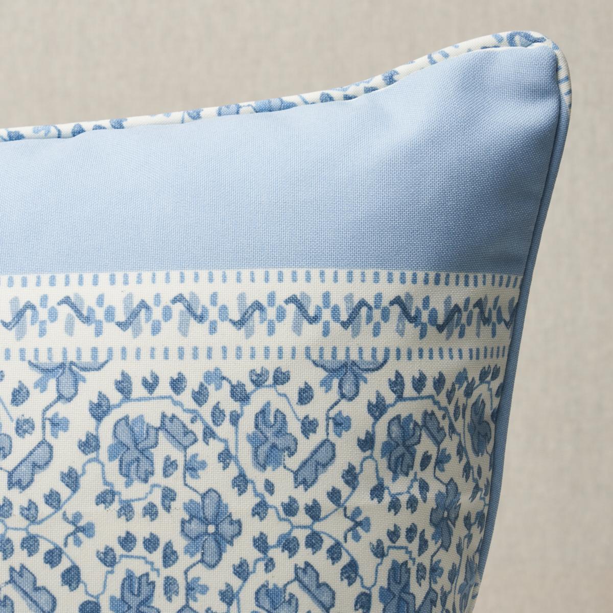 Questo cuscino è caratterizzato da Jasmine Indoor/Outdoor di Mark Sikes per Schumacher con una finitura a filetto. Ispirato alle tradizionali stampe a blocchi indiane, Jasmine Indoor/Outdoor di Mark D. A. Sikes è un tessuto elegante e performante