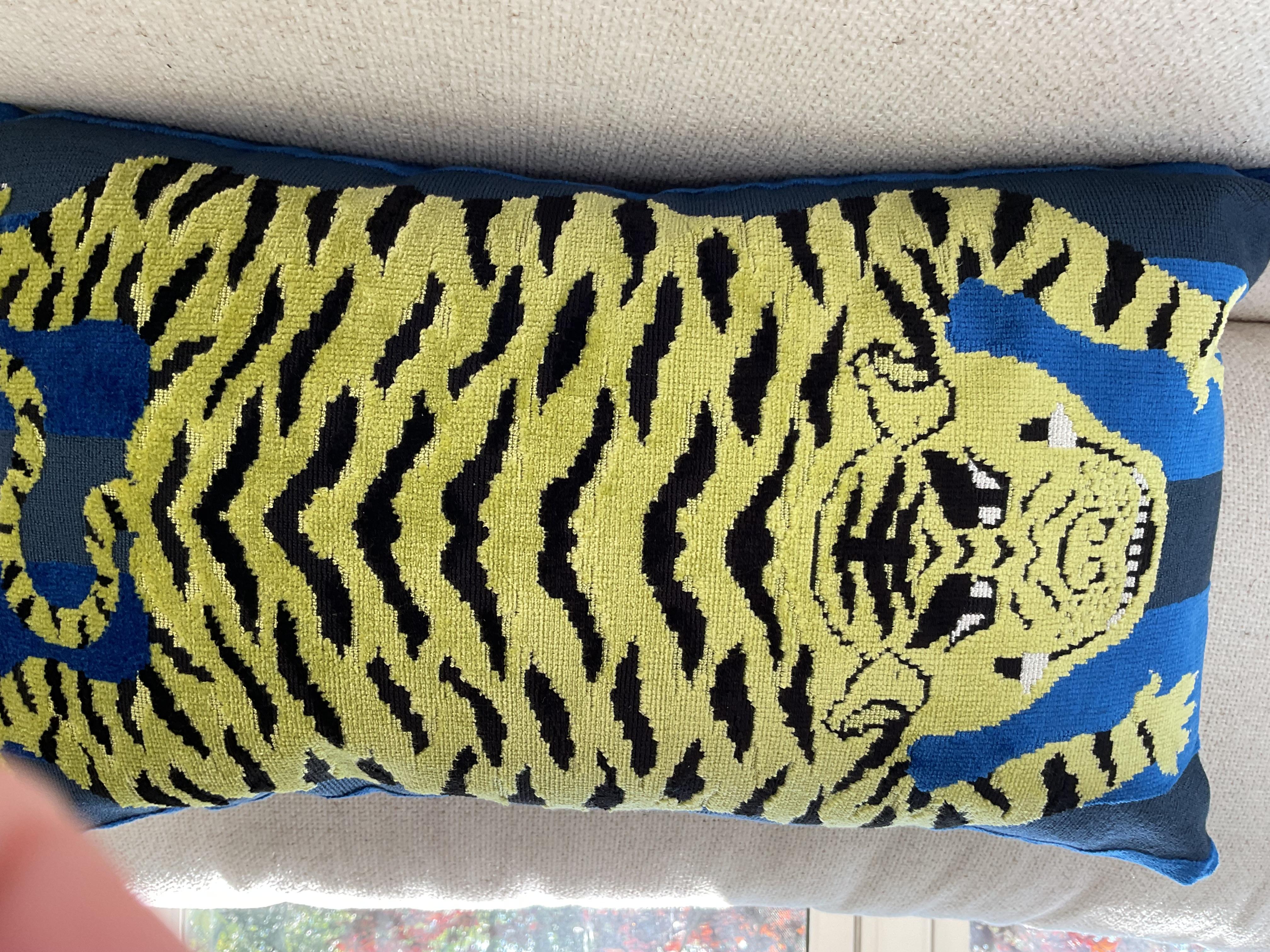Jokhang Tiger en bleu, de Johnson Hartig pour Fabrice, recompose le motif du tigre tibétain en une bande multidimensionnelle sur un luxueux tissu de velours qui se glisse facilement dans un éventail d'aménagements, de l'élégant à l'éclectique et