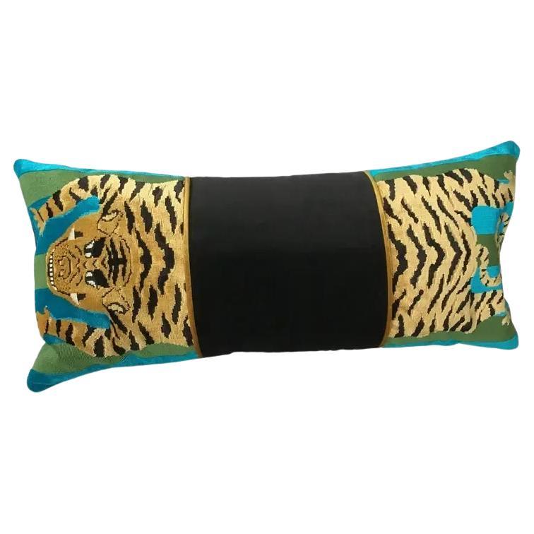 Cuscino Schumacher "Jokhang Tiger" in pavone e piuma d
oca in vendita