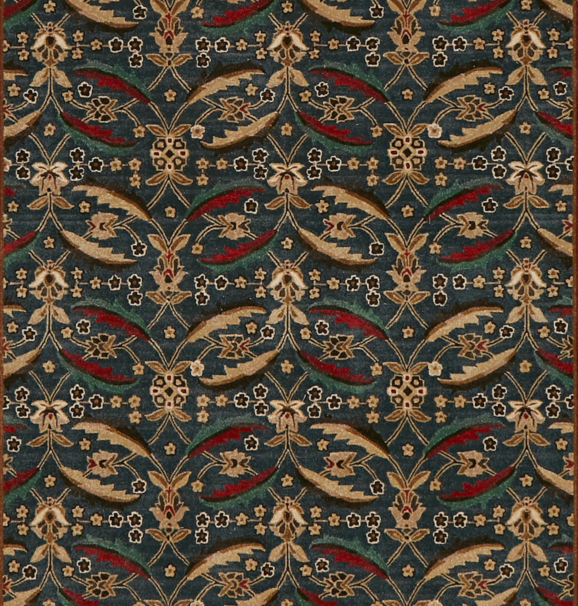 Traditionelle Formen werden in dieser eleganten, gemusterten Kollektion neu und modern interpretiert. Vertraute geometrische, florale und bordürenartige Motive, zart in Wolle umgesetzt, verleihen dieser Kollektion eine Aura von Raffinesse und