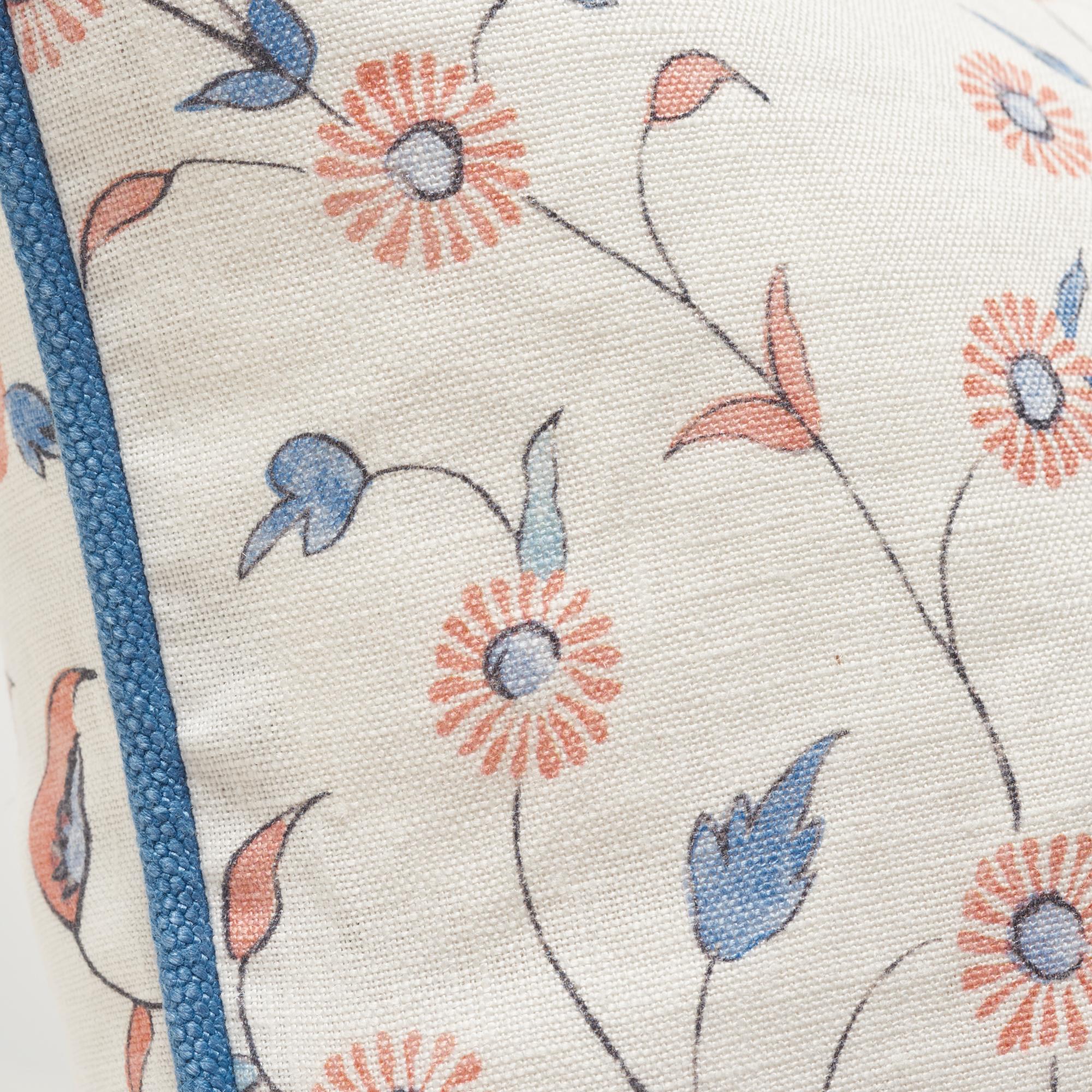 La face de ce coussin Schumacher est composée d'un tissu Khilana Floral en Delft & Rose, associé à un tissu mélangé lin-coton assorti (en Delft) pour la ceinture. Un floral simple et stylisé inspiré des motifs indiens traditionnels, le charmant