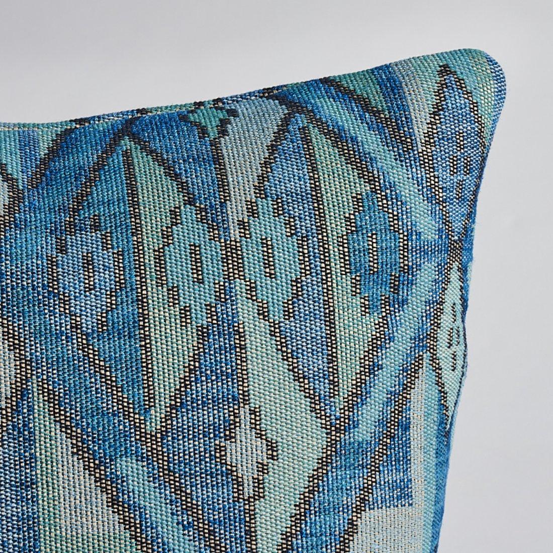 Ce coussin présente le Kuzma avec une finition en forme de couteau. Réalisé dans un tissage plat de style kilim, Kuzma est une réinterprétation colorée d'un tapis ancien, dont les géométries nettes sont adoucies par la qualité imparfaite et rustique
