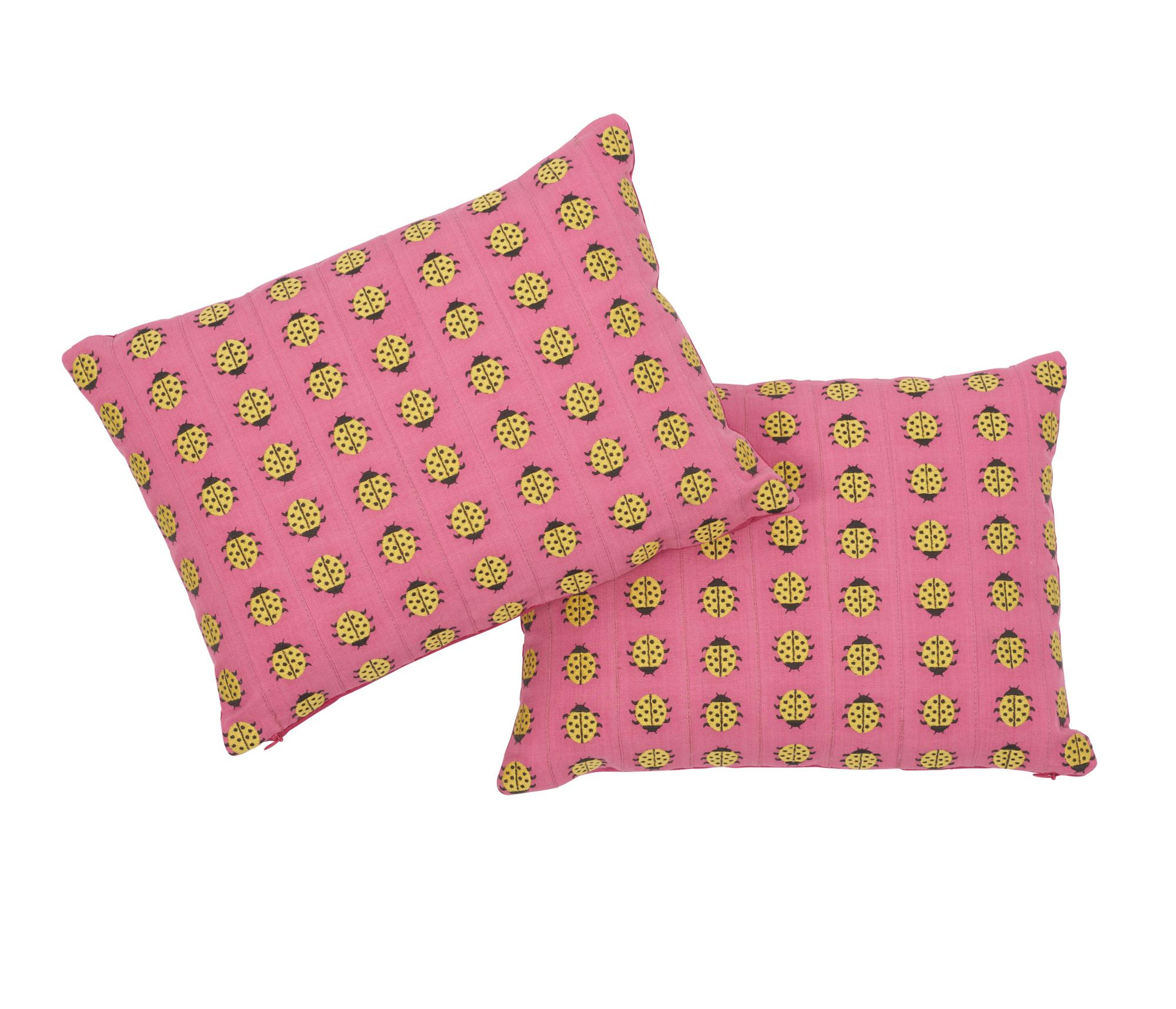 Moderne Coussin lombaire en coton rose et jaune avec tapisserie oiseaux pour femmes Schumacher en vente