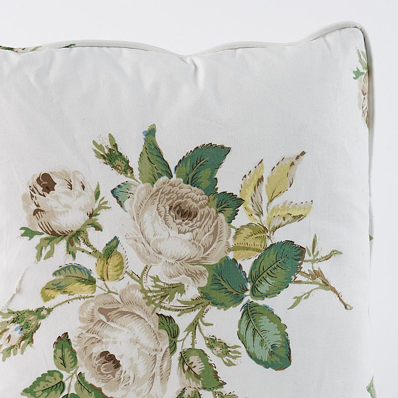 Questo cuscino è caratterizzato dal tessuto Loudon Rose (articolo 179630) con finitura a filetto. Una qualità romantica e pittorica infonde a questo bouquet di rose una bellezza inconfondibilmente femminile. I fiori sono meravigliosamente