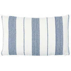 Coussin à rayures Lubeck bleu marine de Schumacher