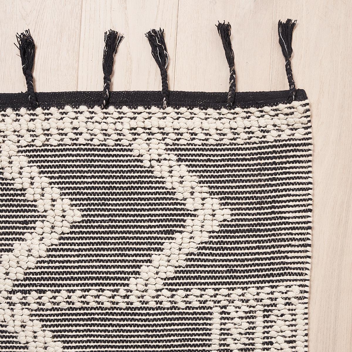 Ce tapis sera expédié en décembre. Fabriqué en laine et en coton sur un métier à tisser traditionnel, Malta French Knot est une rayure dynamique avec une belle dimension et une texture accentuée par une frange de pampilles. Ce motif géométrique