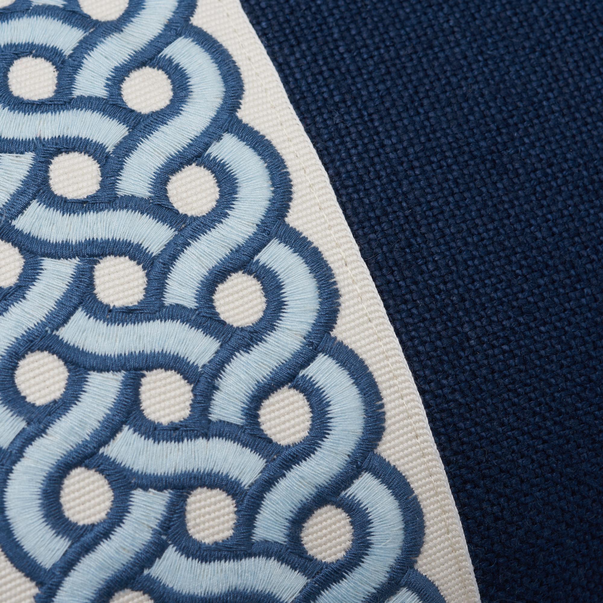 Belga Cuscino bifacciale Schumacher Mandeville Tape Piet Performance Linen Indigo Linen in vendita