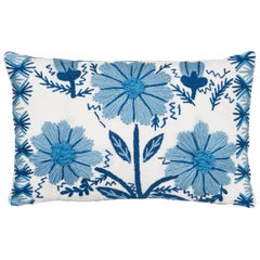 Coussin Schumacher Marguerite brodé en lin et laine couleur bleu ciel