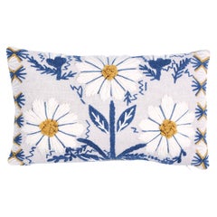 Coussin brodé Marguerite de Schumacher en bleu et ocre