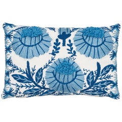 Coussin Schumacher Marguerite en laine et lin avec broderie couleur ciel