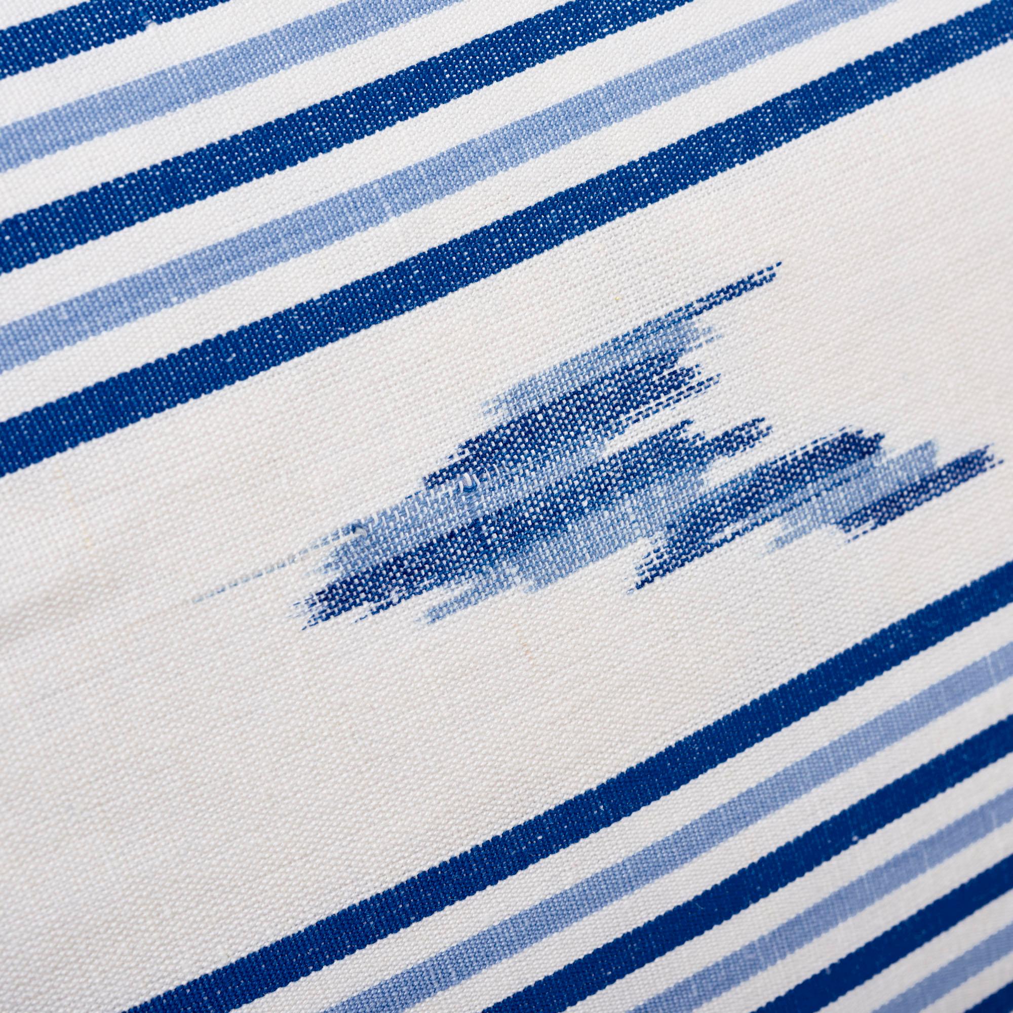 Indiano Cuscino in lino di cotone a due lati Schumacher Mark Sikes Santa Barbara Ikat Indaco in vendita
