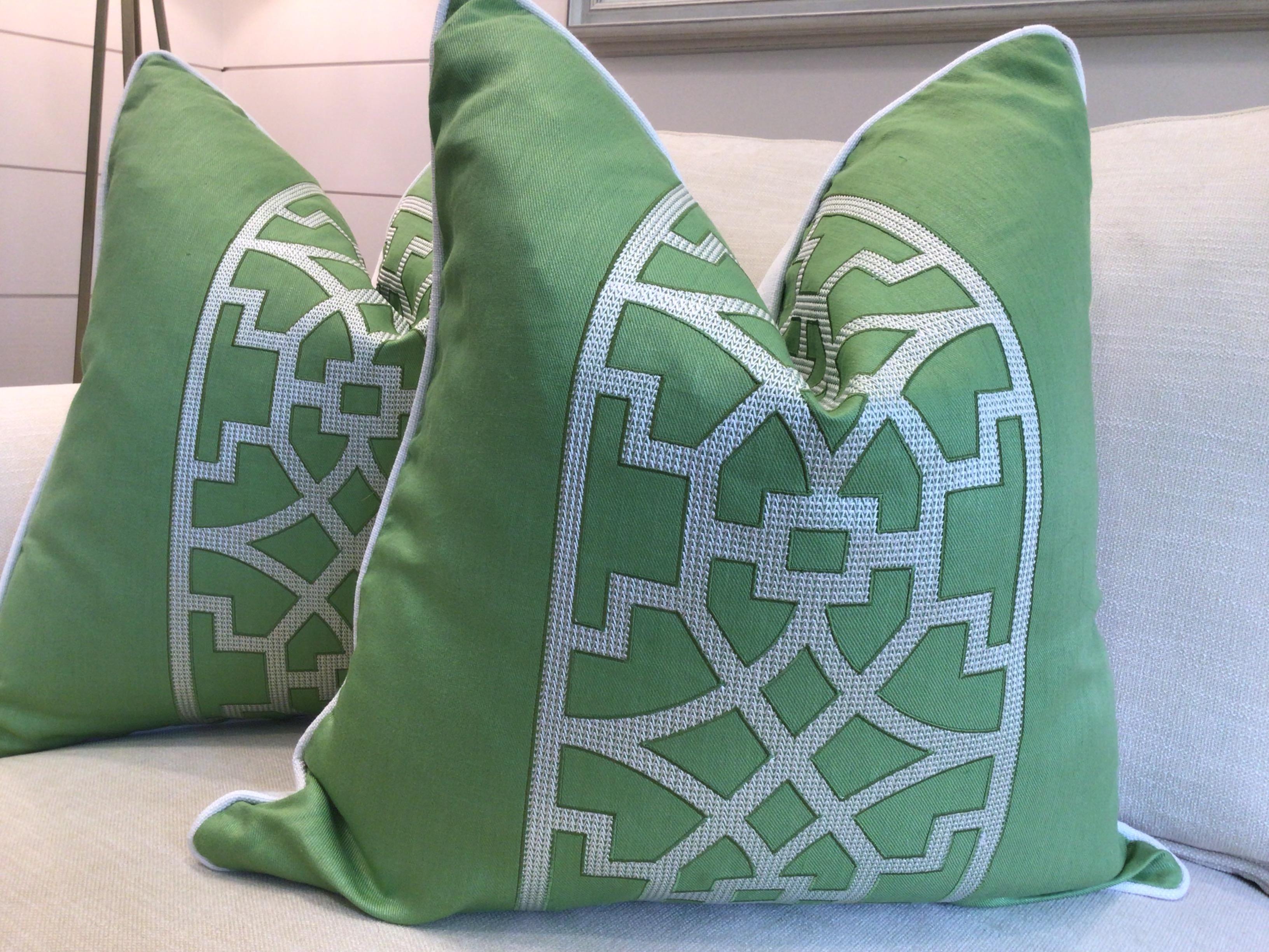 Almohadas bordadas en lino verde 