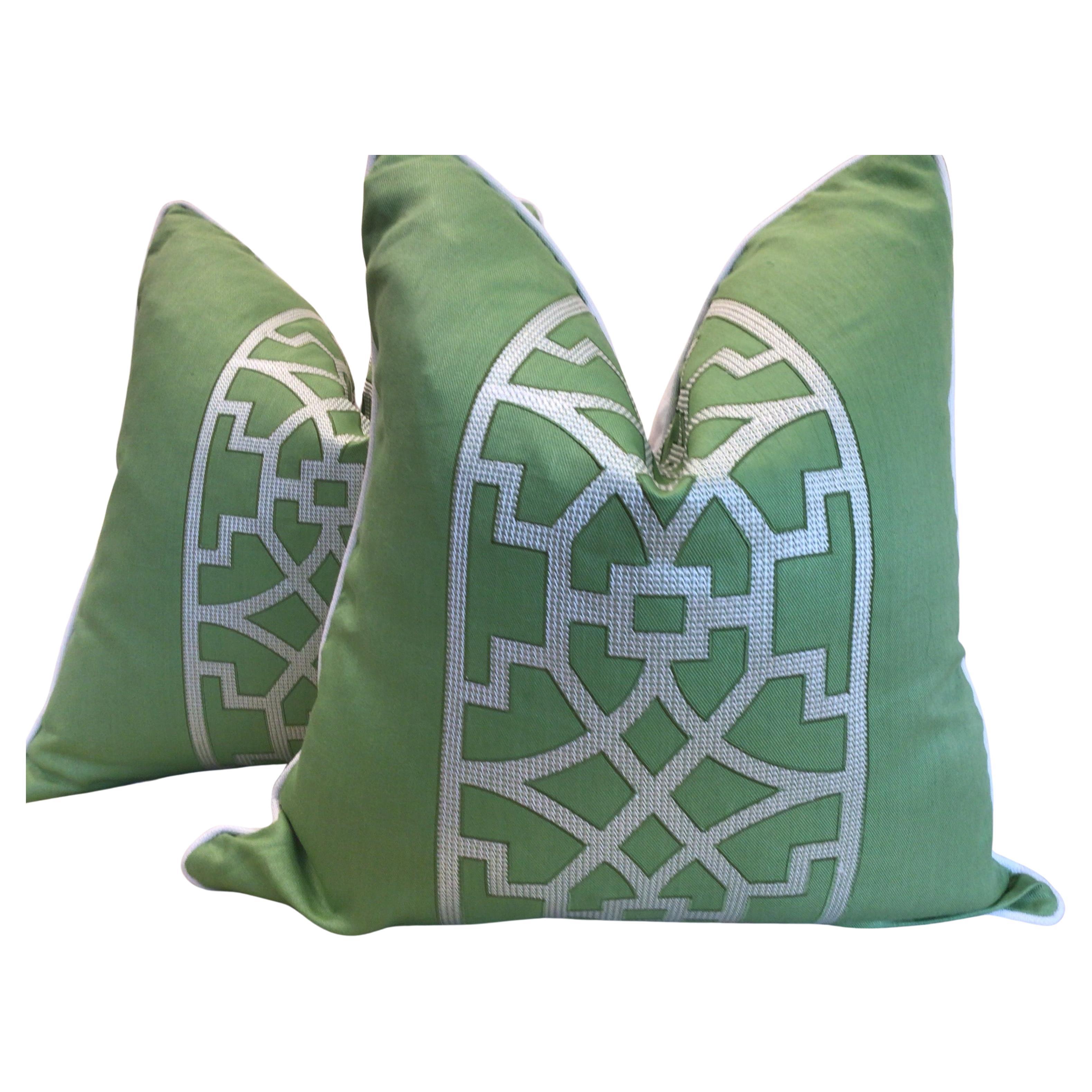 Almohadas bordadas en lino verde "Don't Fret" de Schumacher Mary McDonald - Pareja de 22 pulgadas en venta