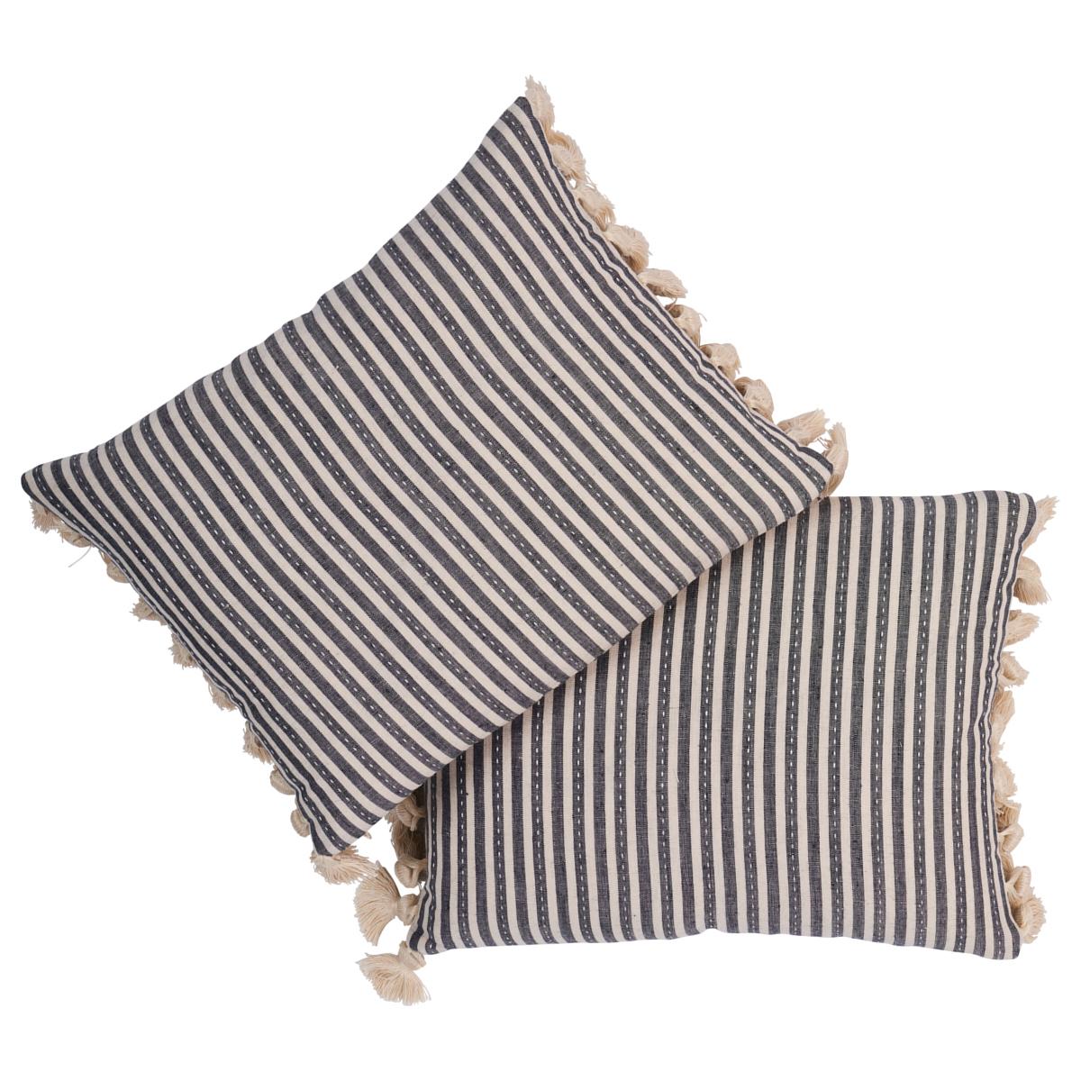 Ce coussin est orné de la rayure Mathias Ticking Stripe avec une finition en bord de couteau sur le dessus et le dessous. Imprimé sur un mélange de lin et de chanvre avec un détail de couture courante, Mathis Ticking Stripe en carbone est une
