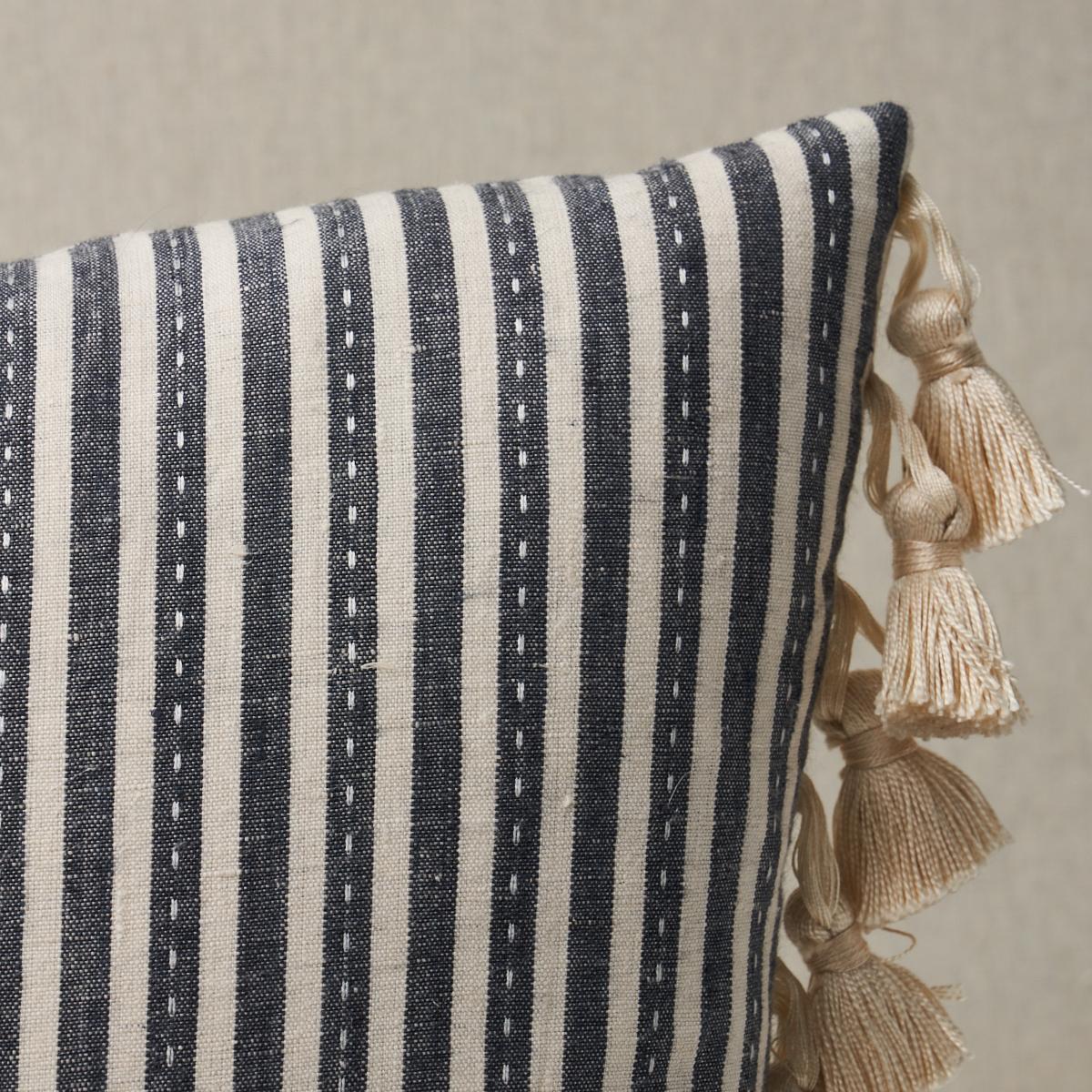 Moderne Schumacher coussin à rayures en carbone Mathias Ticking Stripe 40,6 x 30,4 cm en vente