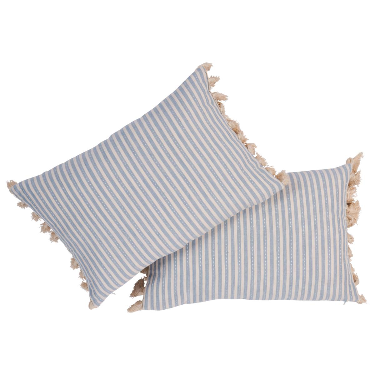 Ce coussin est orné de la rayure Mathias Ticking Stripe avec une finition en bord de couteau sur le dessus et le dessous. Imprimé sur un mélange de lin et de chanvre avec un détail de couture courante, le Mathis Ticking Stripe in sky est une version