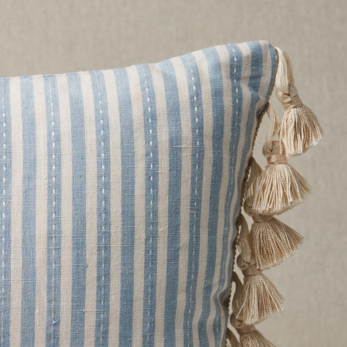 Moderne Coussin à rayures Mathias Ticking Stripe couleur ciel, 40,64 x 30,48 cm en vente
