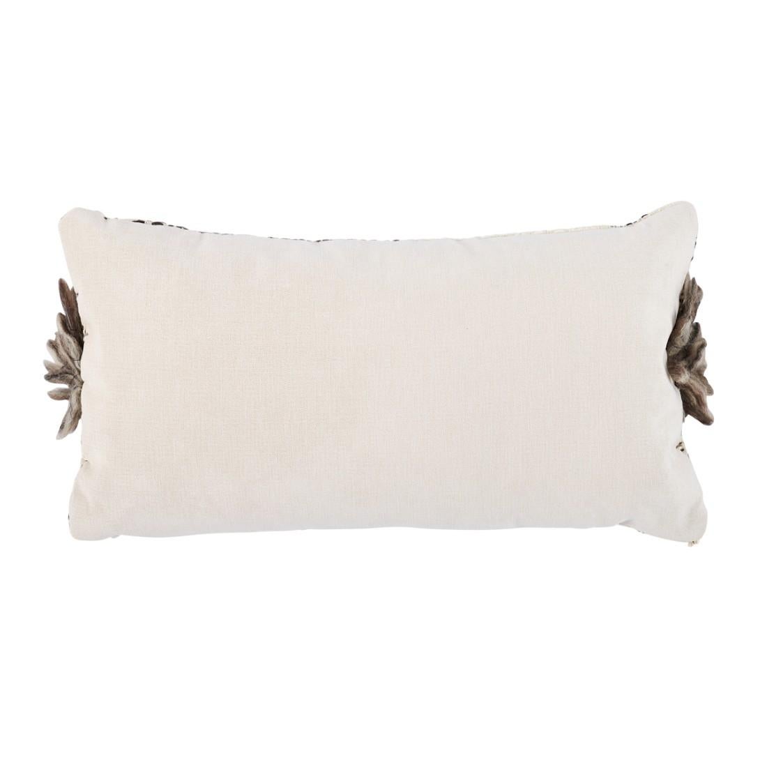 Il cuscino Merino Shag di Shed Textile Company è il modo più semplice per aggiungere immediatamente texture e uno stile fresco a qualsiasi stanza. Tessuti a mano singolarmente con un supporto in fibra mista. Il cuscino include un inserto in
