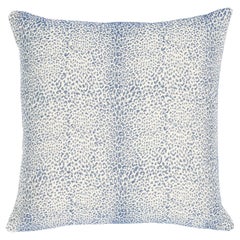 Schumacher - Mini coussin léopard I/O en bleu marine de 40,64 cm