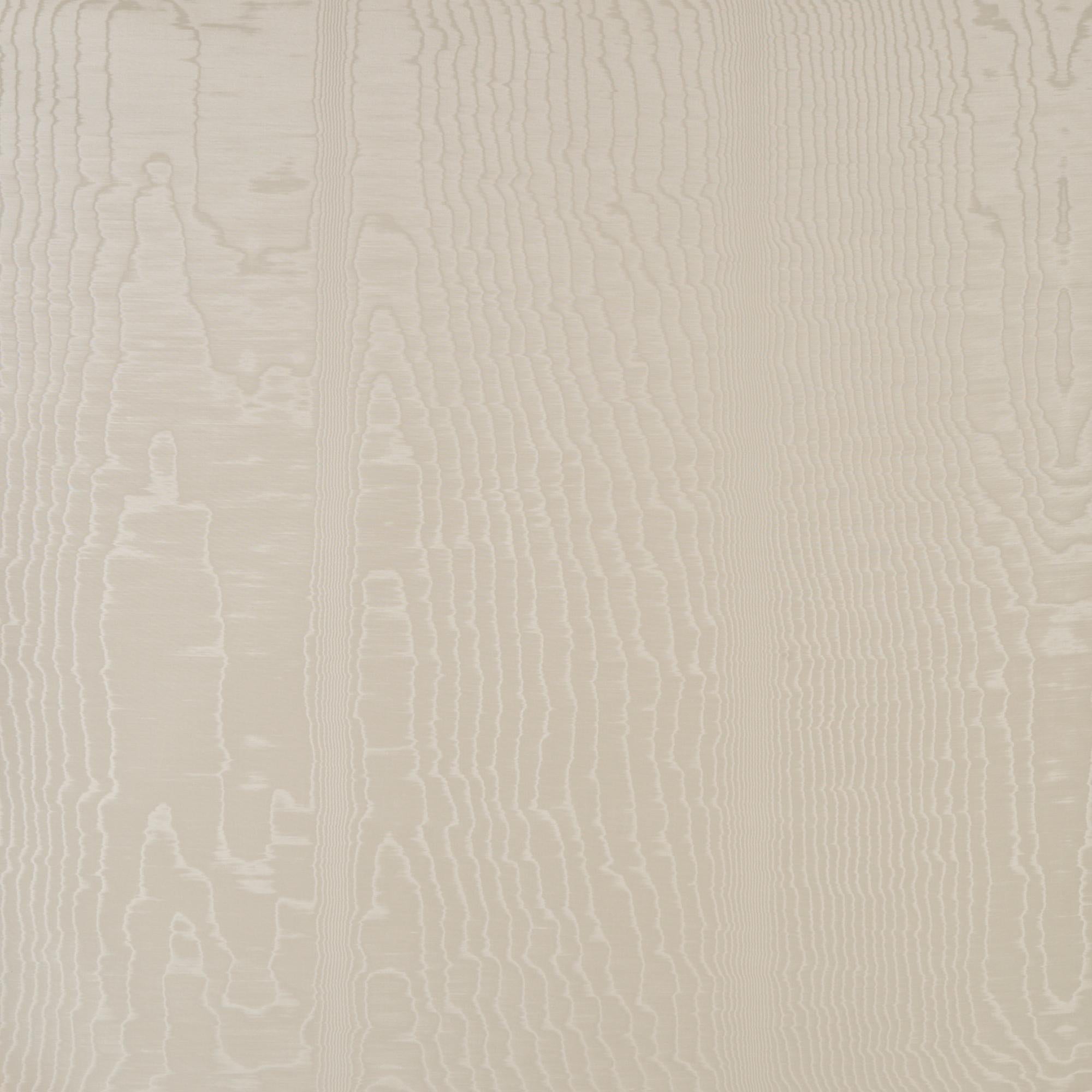 Este moiré extra ancho, con reverso de papel, tiene un aspecto acuoso e irregular y un delicado tejido de faille. Lujoso y lustroso, añade elegancia, sofisticación y textura a cualquier habitación.

Desde la fundación de Schumacher en 1889,