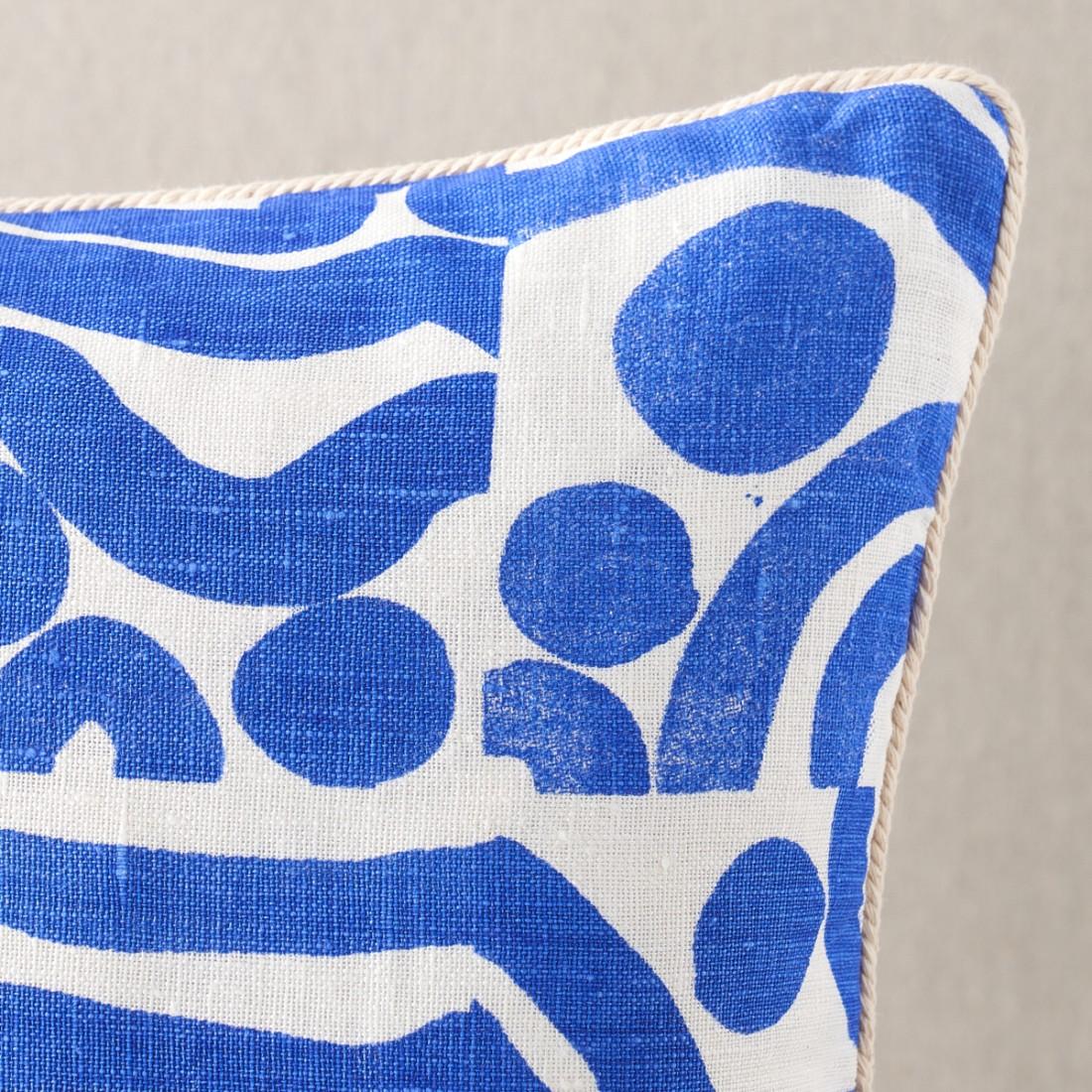 Das Ocean Blue Lendenkissen zeigt ein Original-Kunstwerk von Bonnie Ashley von Bonnie & Neal, gedruckt auf weißem Leinen. Die Rückseite des Kissens ist mit demselben Motiv auf Haferleinen bedruckt. Das Kissen ist mit einer weißen Kordel versehen und