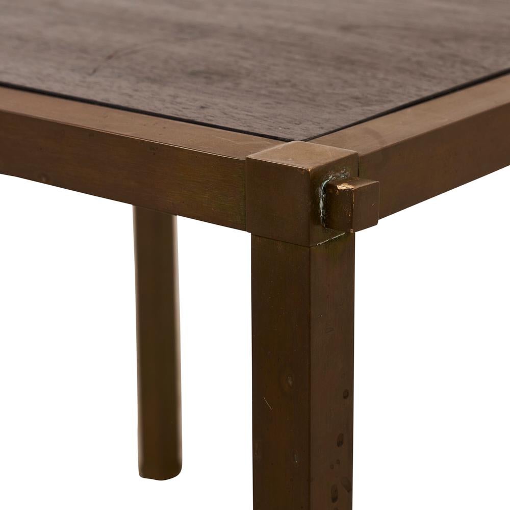Mid-Century Modern Schumacher paire de tables d'appoint en laiton mi-siècle avec dessus en bois encastré en vente